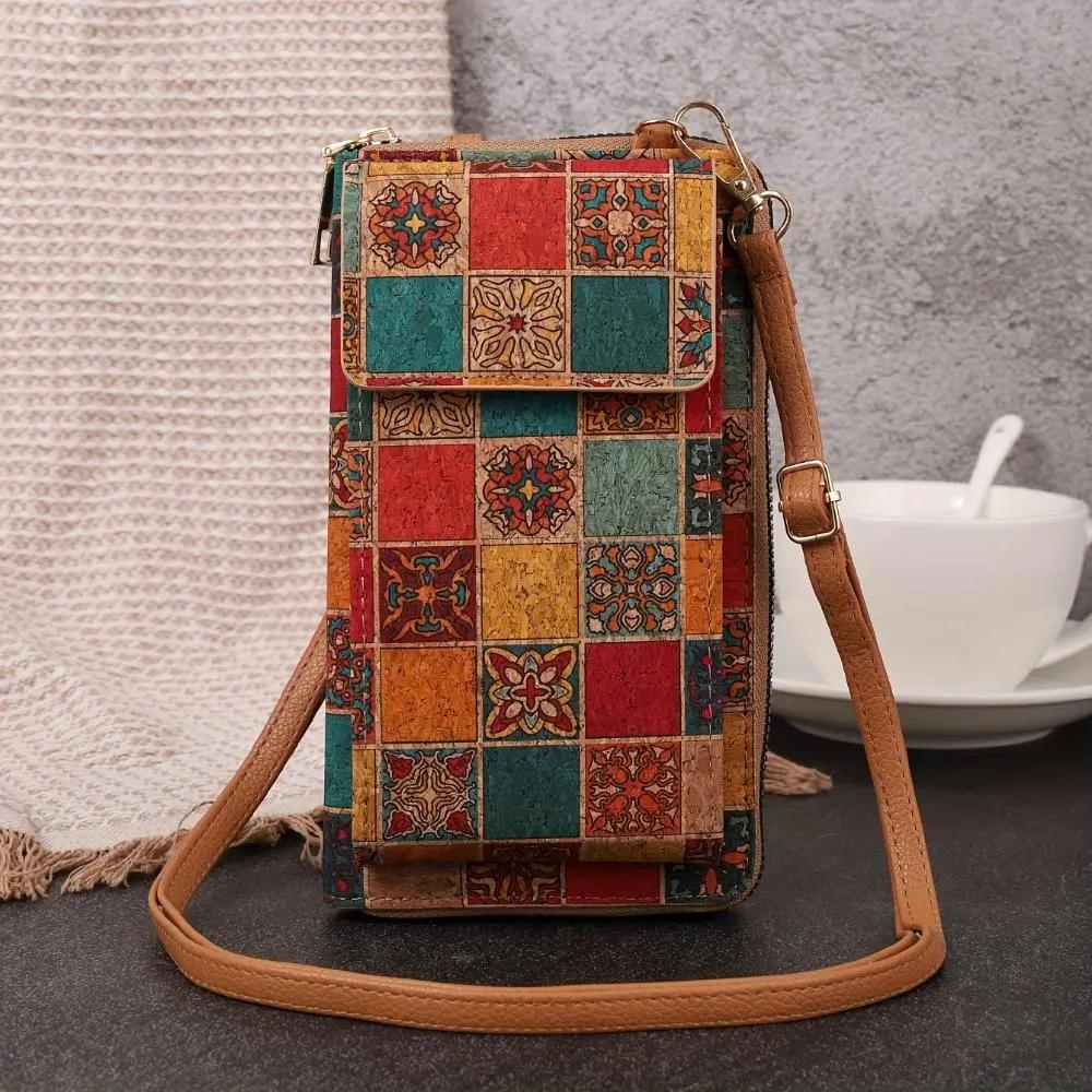 Sac à bandoulière Nina Danoir Paris, accessoire boho-floral avec motifs floraux et détails élégants, porté sur l'épaule.