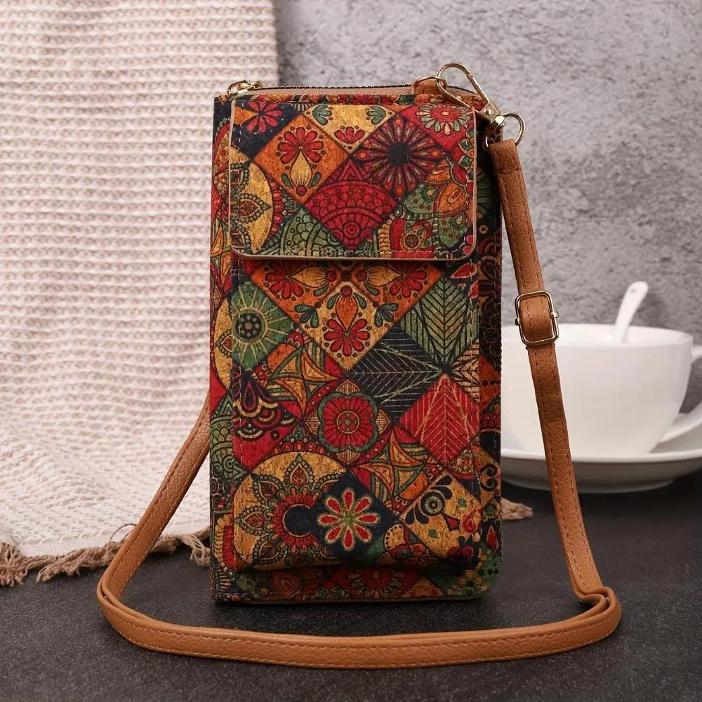 Sac à épaule boho-fleurs Nina Danoir Paris avec accessoires, design tendance et détails floraux élégants.