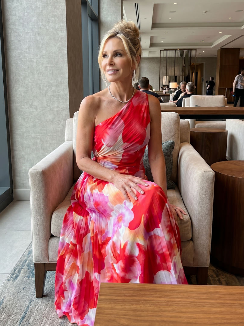 Robe midi à une épaule Danoir Paris Taya avec bustier plissé et motif floral, élégante et sophistiquée.