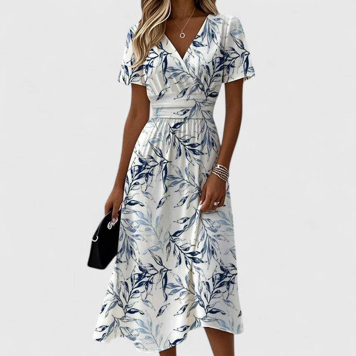 Robe élégante Fenyska de Danoir Paris, tissu fluide et coupe sophistiquée, portée avec accessoires pour une allure chic.
