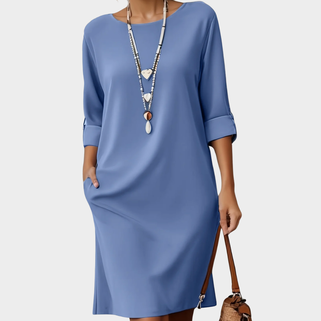 Dame en jean Danoir Paris Daphne - Élégance décontractée automnale, porte un look chic et confortable, image en plein jour.