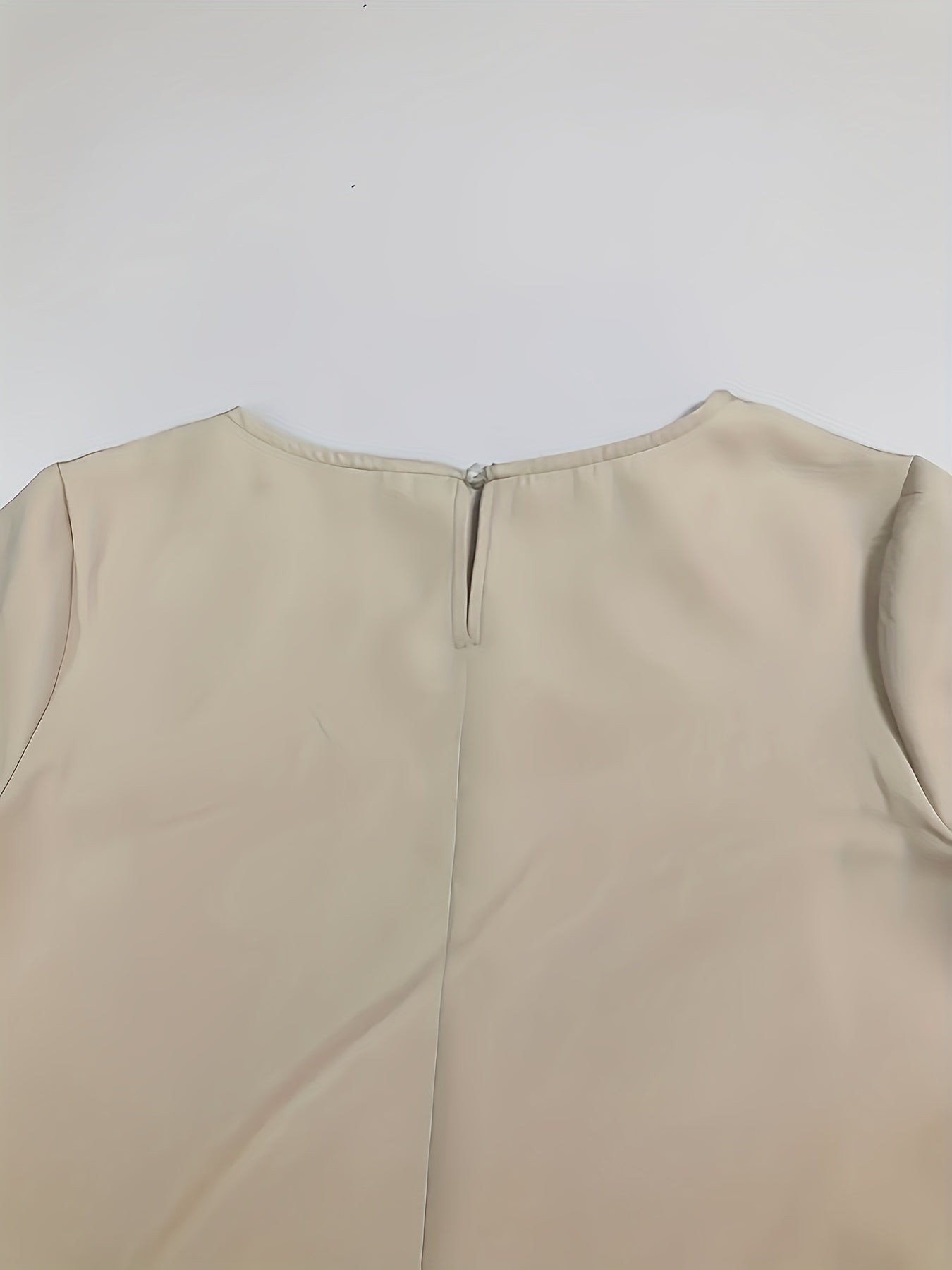 Dame portant la robe Daphne Élégance Décontractée Automnale de Danoir Paris, tissu confortable et style décontracté.
