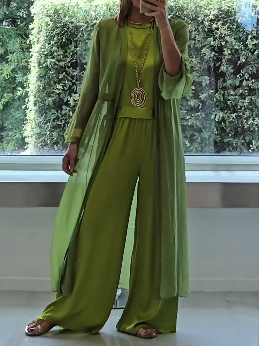Ensemble tailleur femme Danoir Paris Lynda, élégant et confortable en polyester, porté par une femme dans une tenue chic.