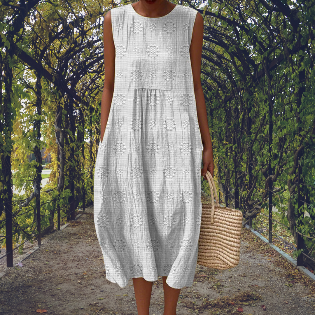 Robe sans manches Linda de Danoir Paris, élégante, en tissu fluide, couleur neutre, portée décontractée ou chic.