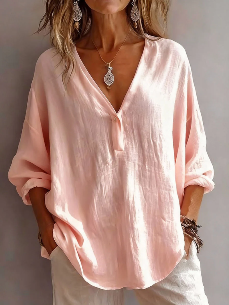Blouse simple Elina de Danoir Paris, vêtement quotidien élégante en tissu léger, couleur neutre, portée sur un mannequin.