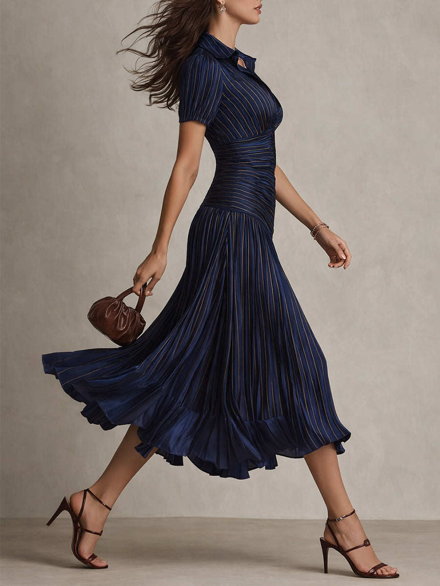 Robe satinée Manon de Danoir Paris, élégante, couleur noire, avec décolleté et détails en satin, vue de face.