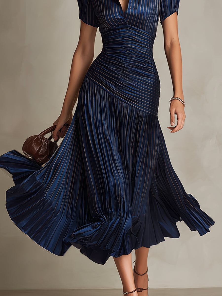 Robe satinée Manon de Danoir Paris, élégante vêtement de soirée avec tissu brillant et coupe fluide, vue de face.