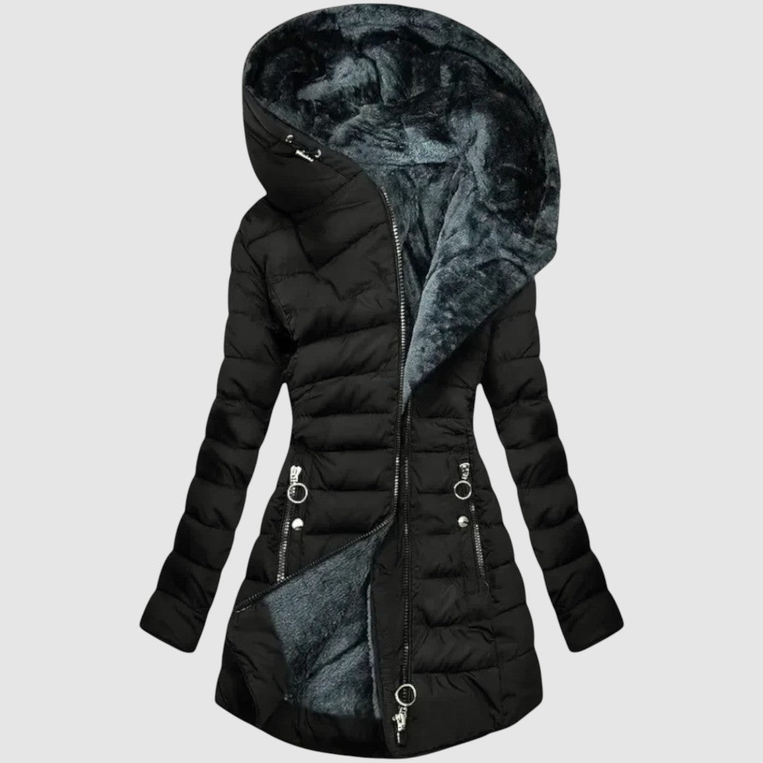 Veste en fausse fourrure Dahlberg™ Bekväm de Danoir Paris, coupe élégante, texture douce et chaude, portée sur un mannequin.
