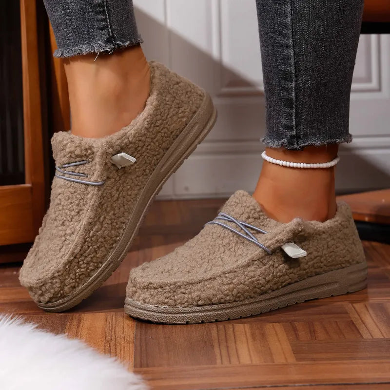 Chaussons Valorine™ Varma Teddy de Danoir Paris avec doublure en peluche douce, couleur beige, confort et style pour l'hiver.