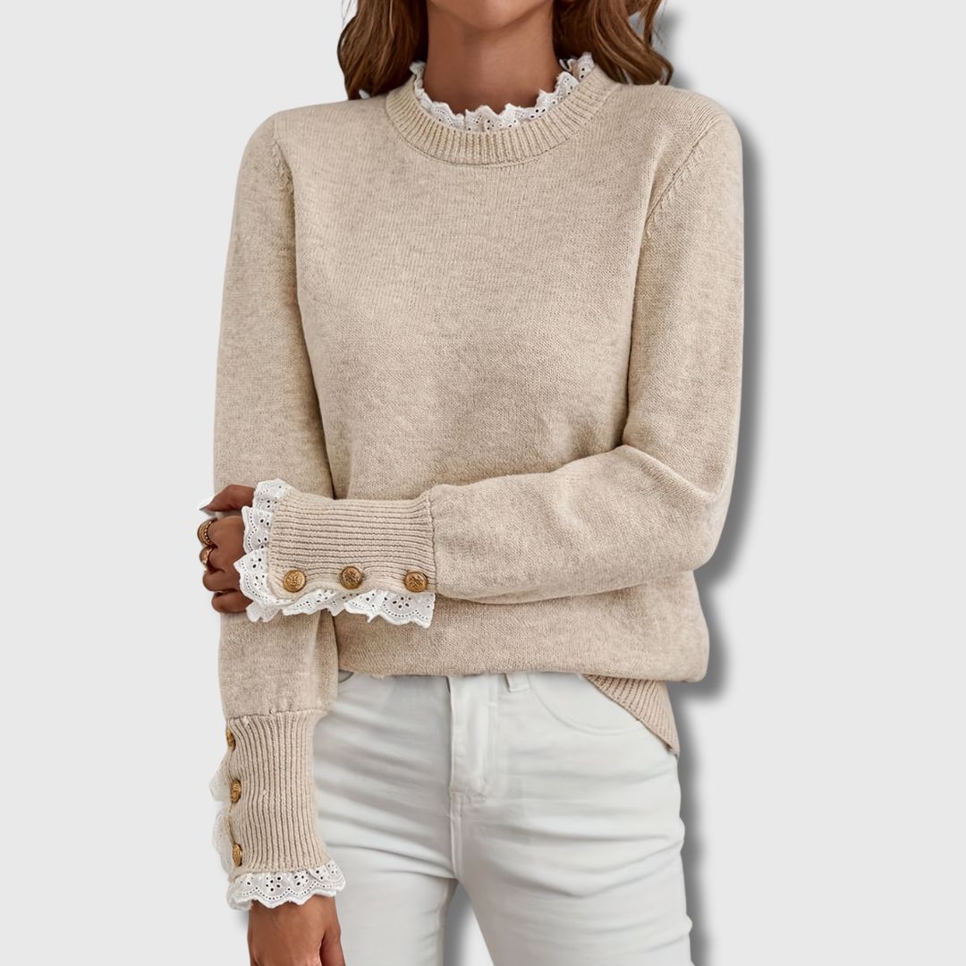 Pull élégant en dentelle coloris abricot, modèle Sofie de Danoir Paris, porté par une personne avec détails en dentelle.