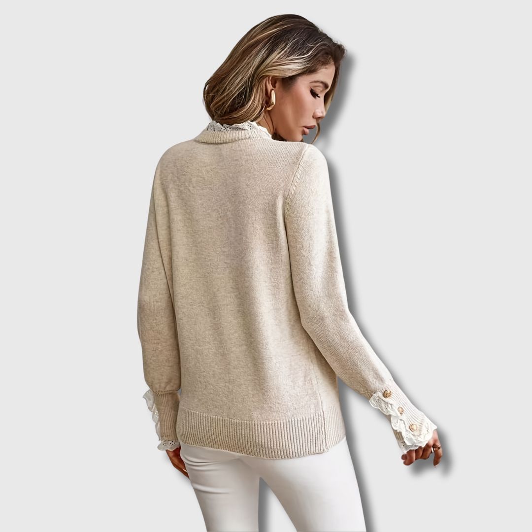 Pull élégant en dentelle couleur abricot, modèle Sofie de Danoir Paris, avec détails raffinés et finition soignée.