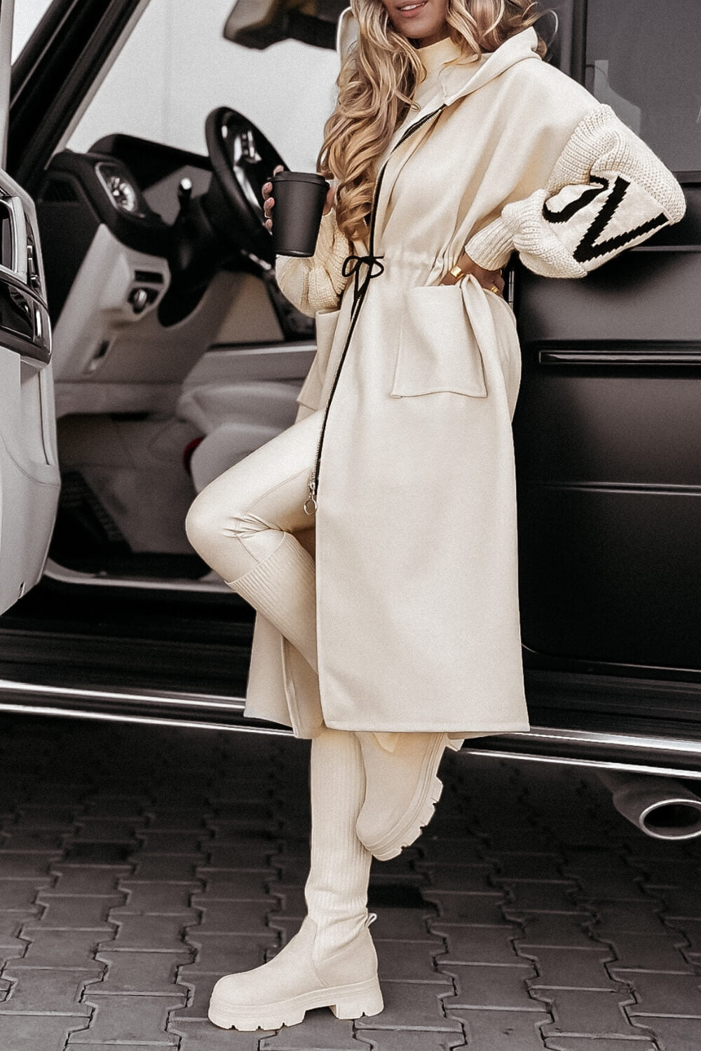 Manteau femme Amélie™ avec manches tricotées, style élégant, porté par une femme, en tissu chaud, vue de face.