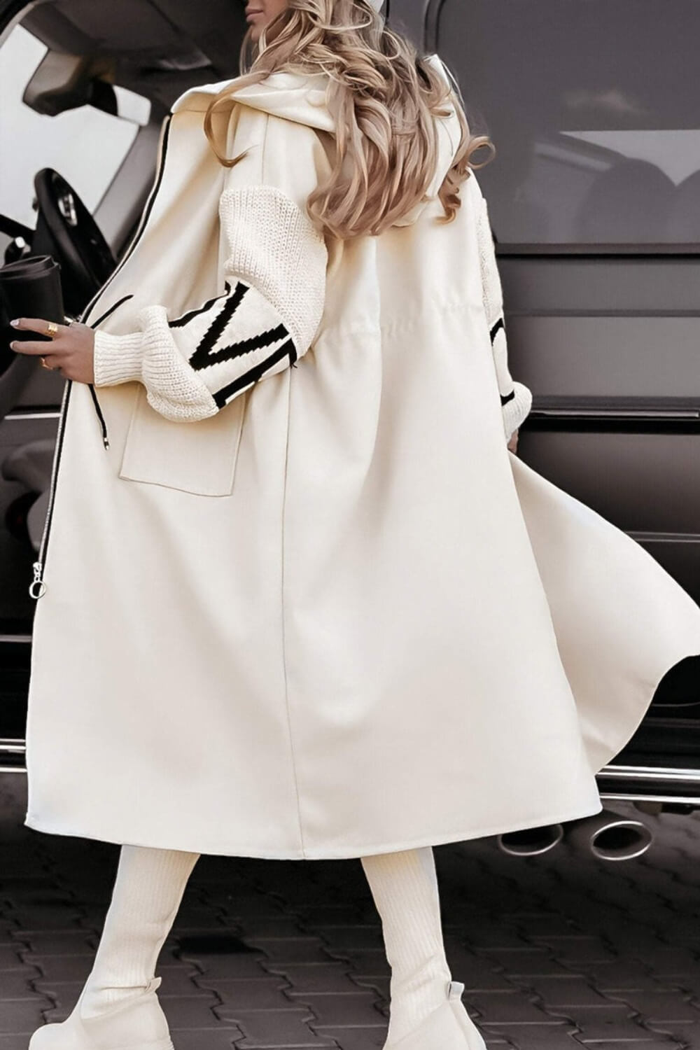 Manteau femme Amélie™ avec manches tricotées de Danoir Paris, détail en tissu chaud et élégant.