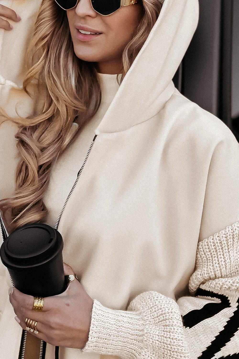 Manteau femme Amélie™ Danoir Paris avec manches tricotées, en laine douce, porté sur un fond neutre.