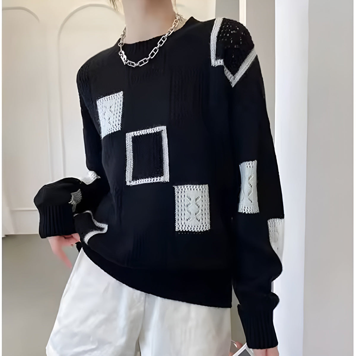 Pull aéré tendance Alida de Danoir Paris en blanc, textile léger, coupe moderne, parfait pour un look élégant et confortable.