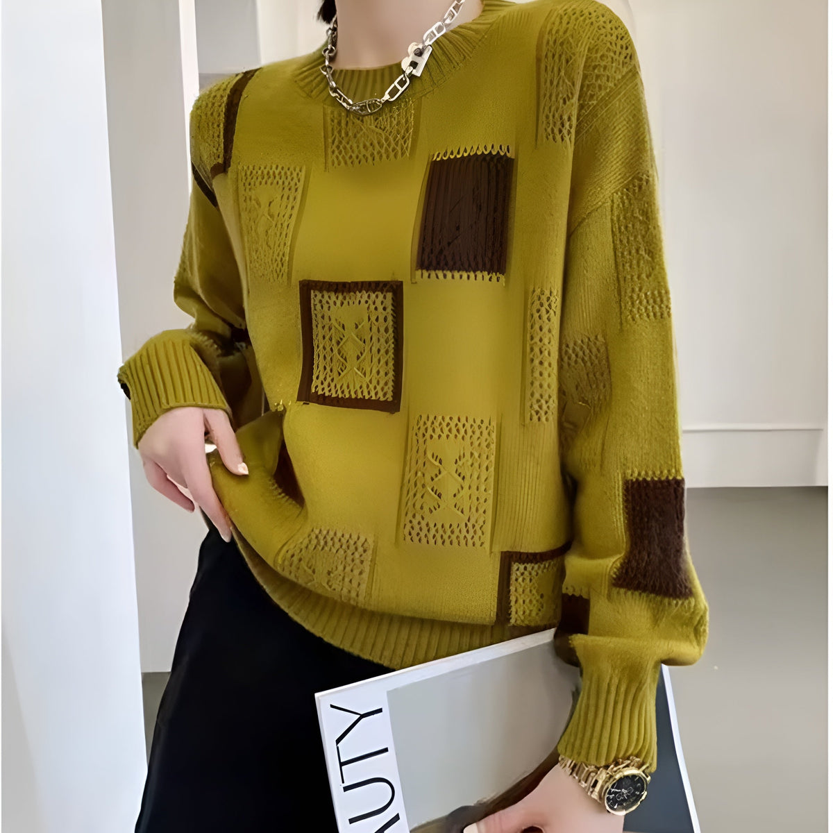 Pull aérien blanc Danoir Paris Alida, tendance et léger, en maille douce, porté sur mannequin avec col rond.