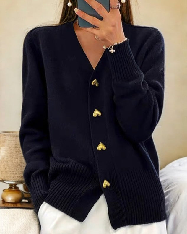 Cardigan élégant romantique Dina de Danoir Paris, en gris, avec détails fins et tissu doux, porté pour un style sophistiqué.