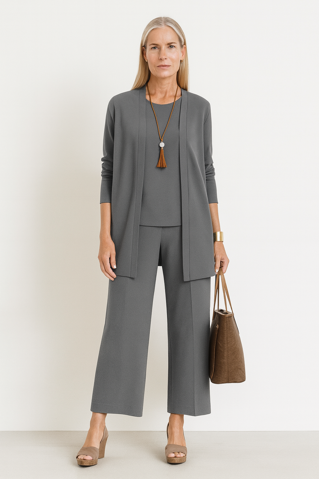 Ensemble élégant et confortable Mila de Danoir Paris, veste et pantalon en tissu chic, porté par un mannequin.