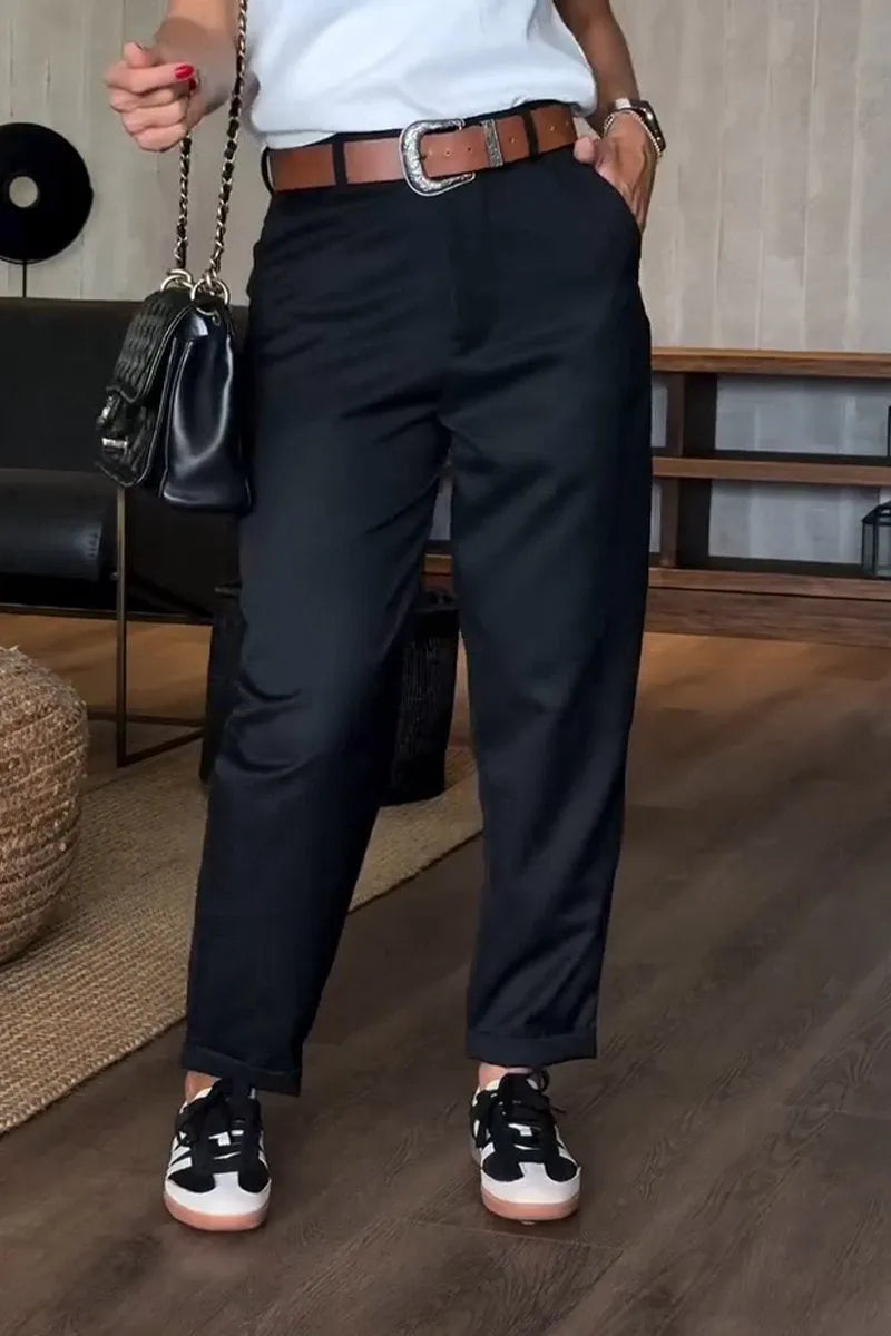 Pantalon élégant et polyvalent Mathilda de Danoir Paris, tissu fluide et coupe moderne, porté sur mannequin.
