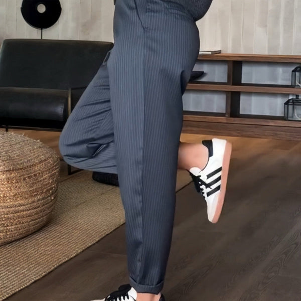 Pantalon élégant et polyvalent Mathilda de Danoir Paris, coupe moderne et tissu fluide, porté avec une chemise blanche.