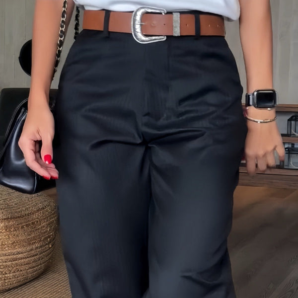 Pantalon élégant et polyvalent Mathilda de Danoir Paris, coupe moderne, tissu fluide, couleur neutre, porté avec une blouse blanche.