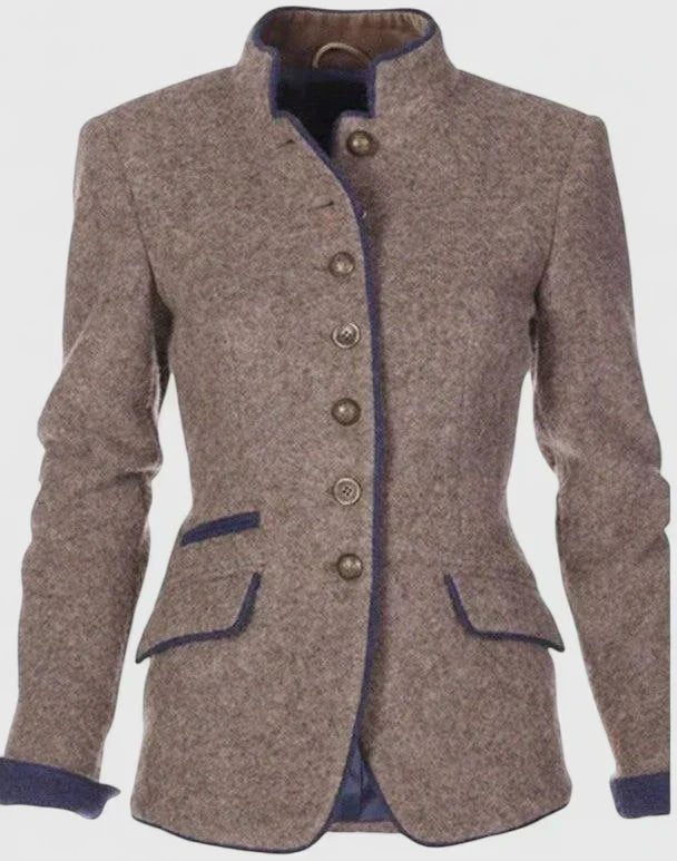 Blazer chic polyvalent Lina de Danoir Paris en caramel, coupe élégante et tissu sophistiqué, porté sur un mannequin.
