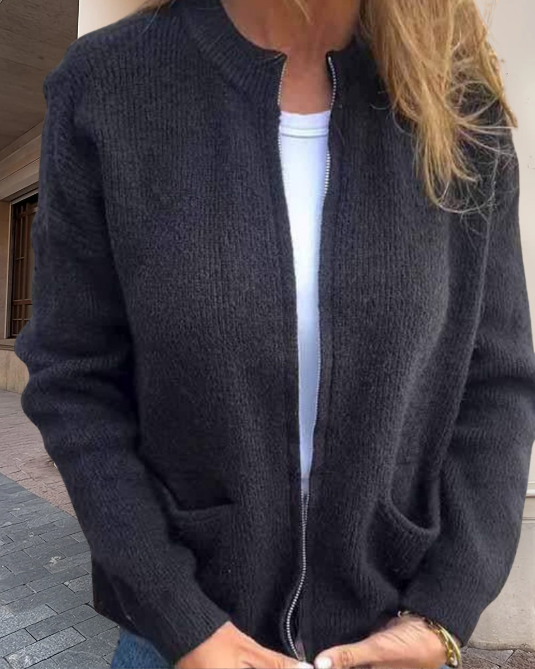 Gilet doux et pratique Sophie de Danoir Paris, en tissu confortable, porté dans une tenue décontractée.