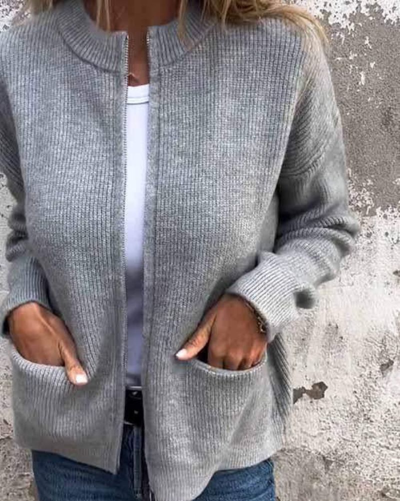 Gilet doux et pratique Sophie de Danoir Paris en tissu confortable, porté en mode décontracté.