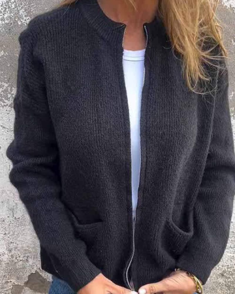 Gilet doux et pratique Sophie de Danoir Paris en tissu confortable, porté ouvert avec col rond, couleur neutre.