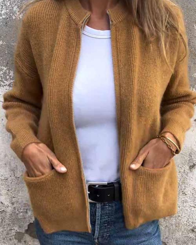 Gilet doux et pratique Sophie de Danoir Paris, en tissu confortable, porté ouvert avec col et manches longues.