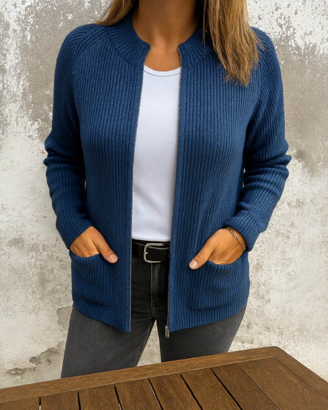 Gilet doux et pratique Sophie de Danoir Paris, en tissu confortable, porté en détail dans une image claire.