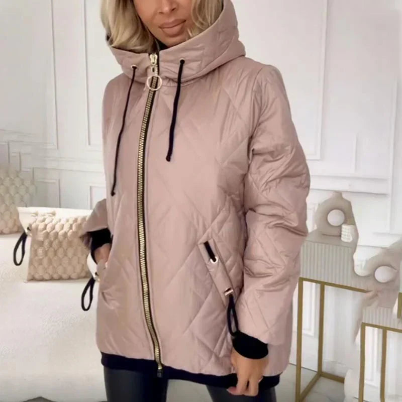 Veste matelassée élégante Elena de Danoir Paris en rose, veste chic et confortable pour femme.