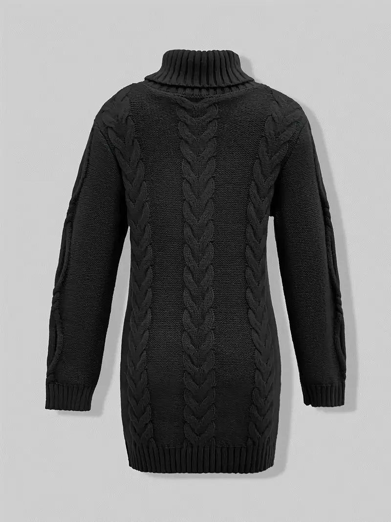 Robe turtleneck élégante de Danoir Paris, modèle Narda, en tissu fluide et sophistiqué, portée avec style.