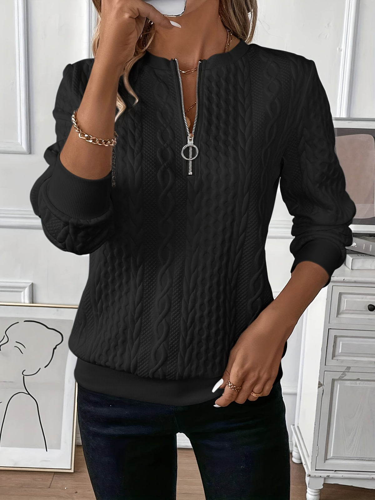 Pull zippé décontracté Amelie de Danoir Paris en rose, détail du zip et coupe relaxante visible sur l'image.