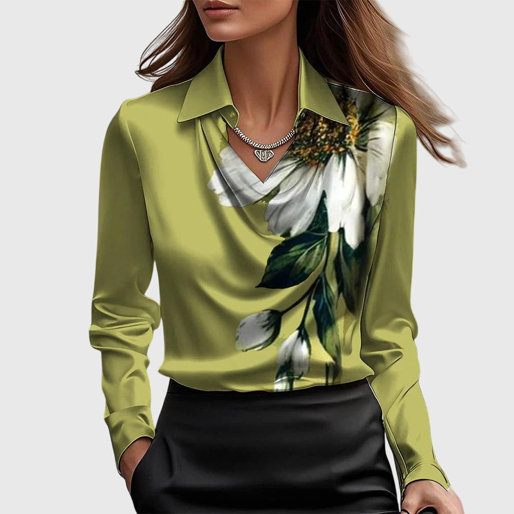 Blouse satinée élégante Brooklyn de Danoir Paris, en tissu brillant, avec coupe sophistiquée, portée sur mannequin.