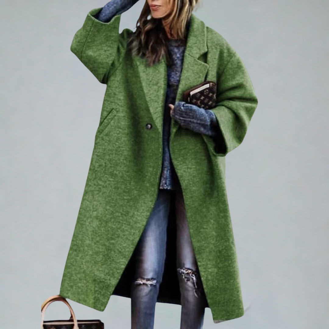 Manteau élégant Danoir Paris Evelyn en tissu polyvalent, coupe sophistiquée, porté avec col classique et manches longues.