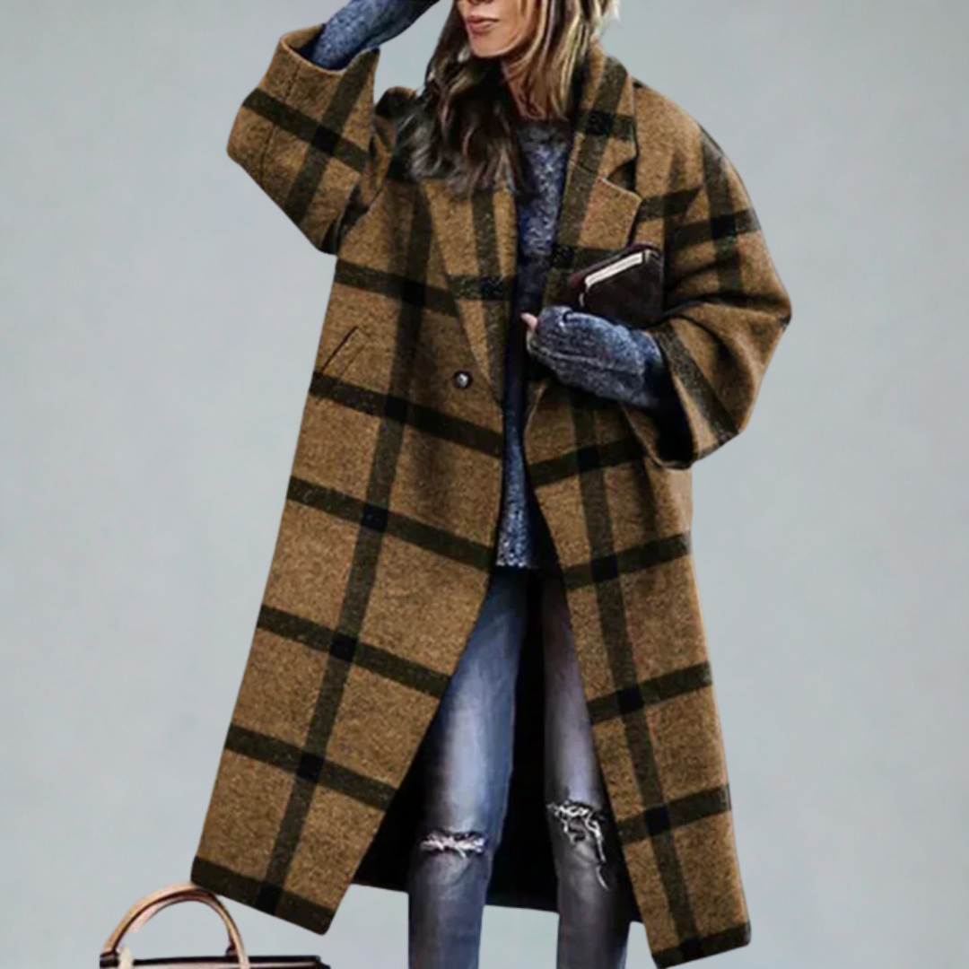Manteau élégant et polyvalent Evelyn de Danoir Paris, coupe fluide, couleur neutre, porté avec col et manches longues.