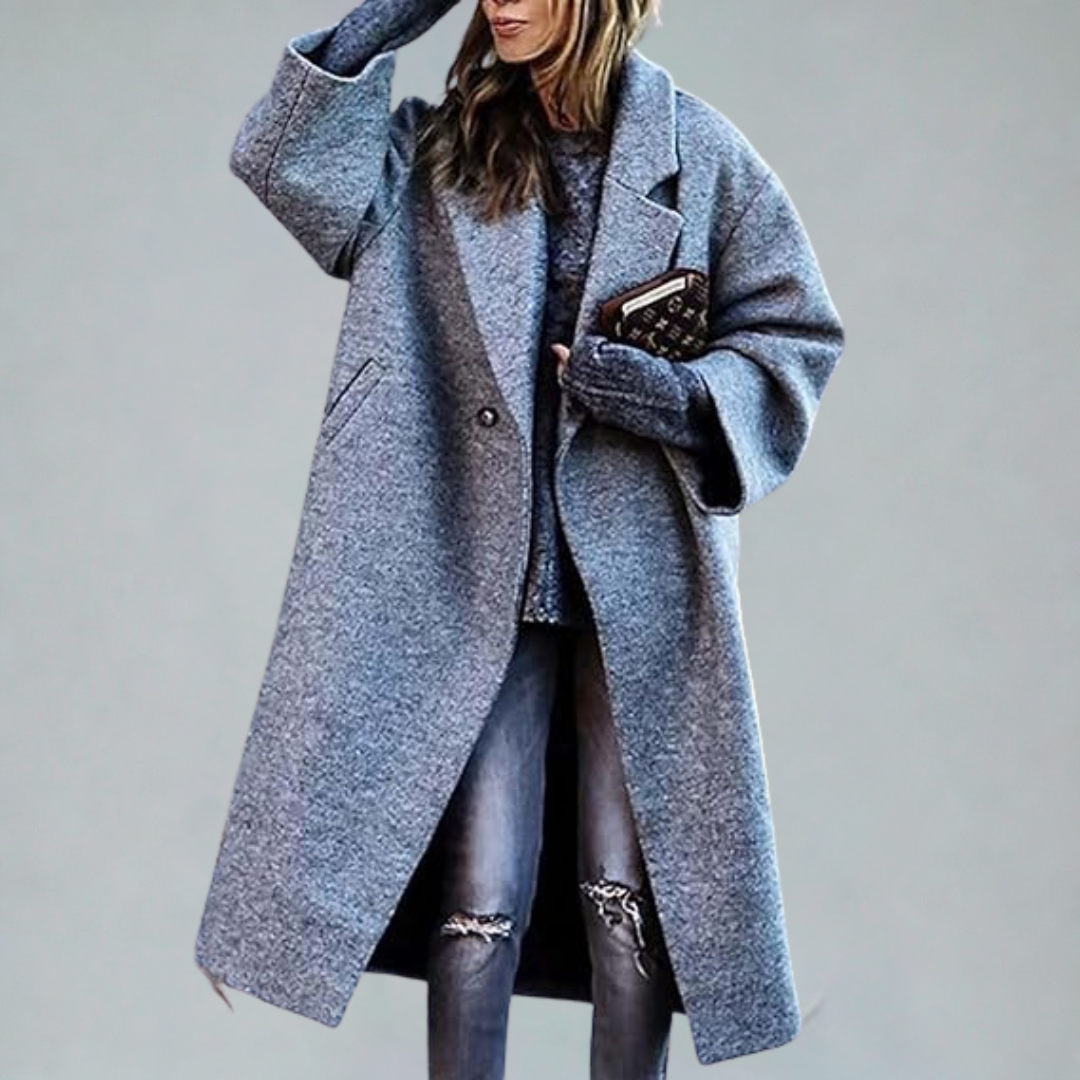 Manteau élégant Danoir Paris Evelyn, style polyvalent, en tissu noir avec col classique et boutons sophistiqués.