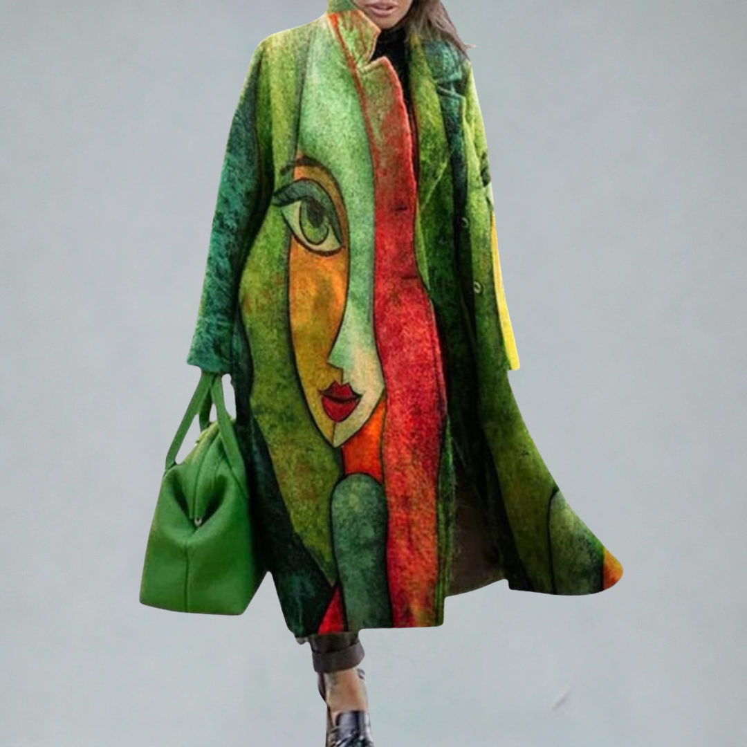 Manteau élégant et polyvalent Evelyn de Danoir Paris, en tissu coloré, porté avec col et détails sophistiqués.