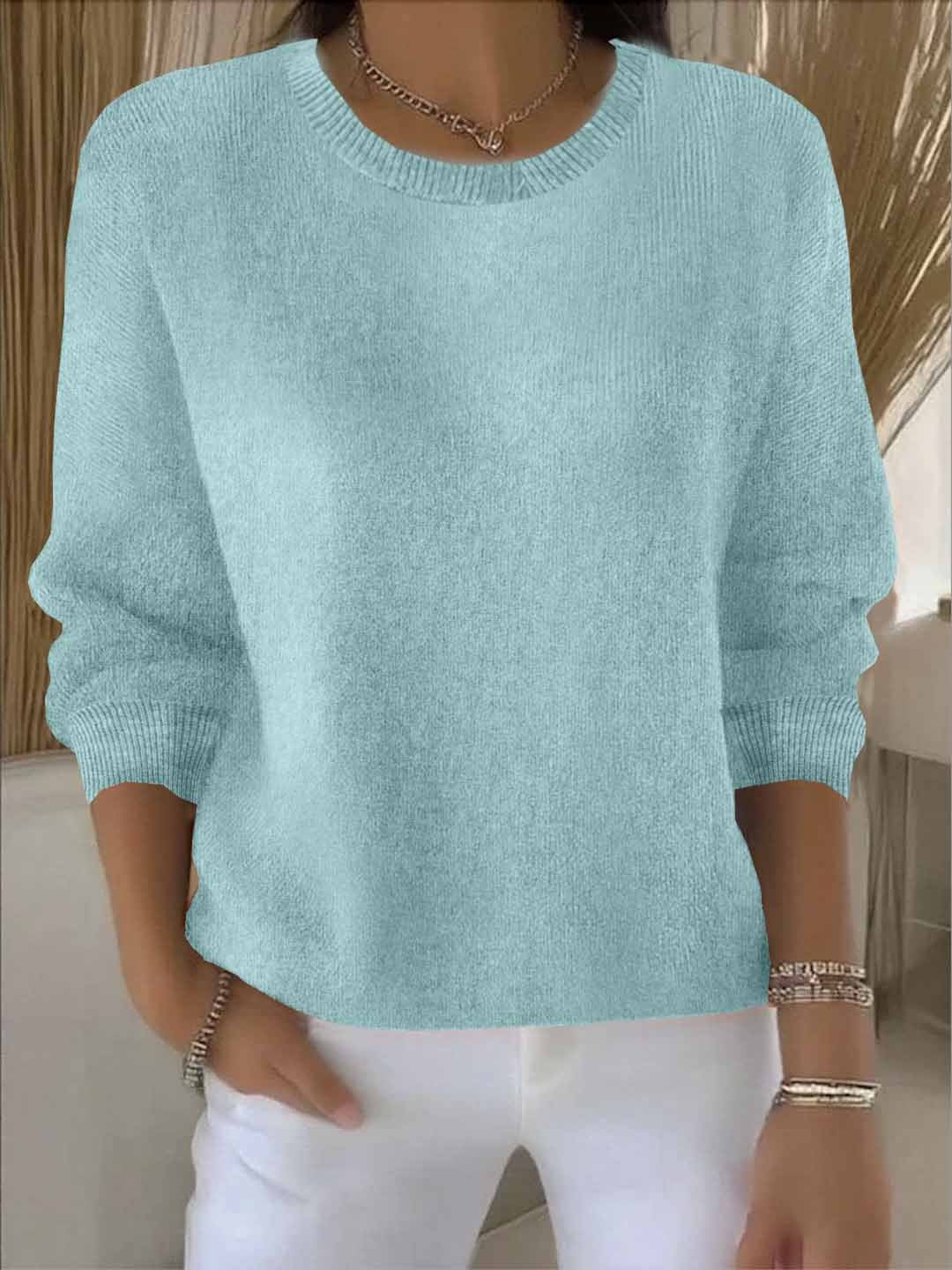 Pull élégant et confortable Danoir Paris, modèle Ely, en laine douce porté par une femme dans un look décontracté.