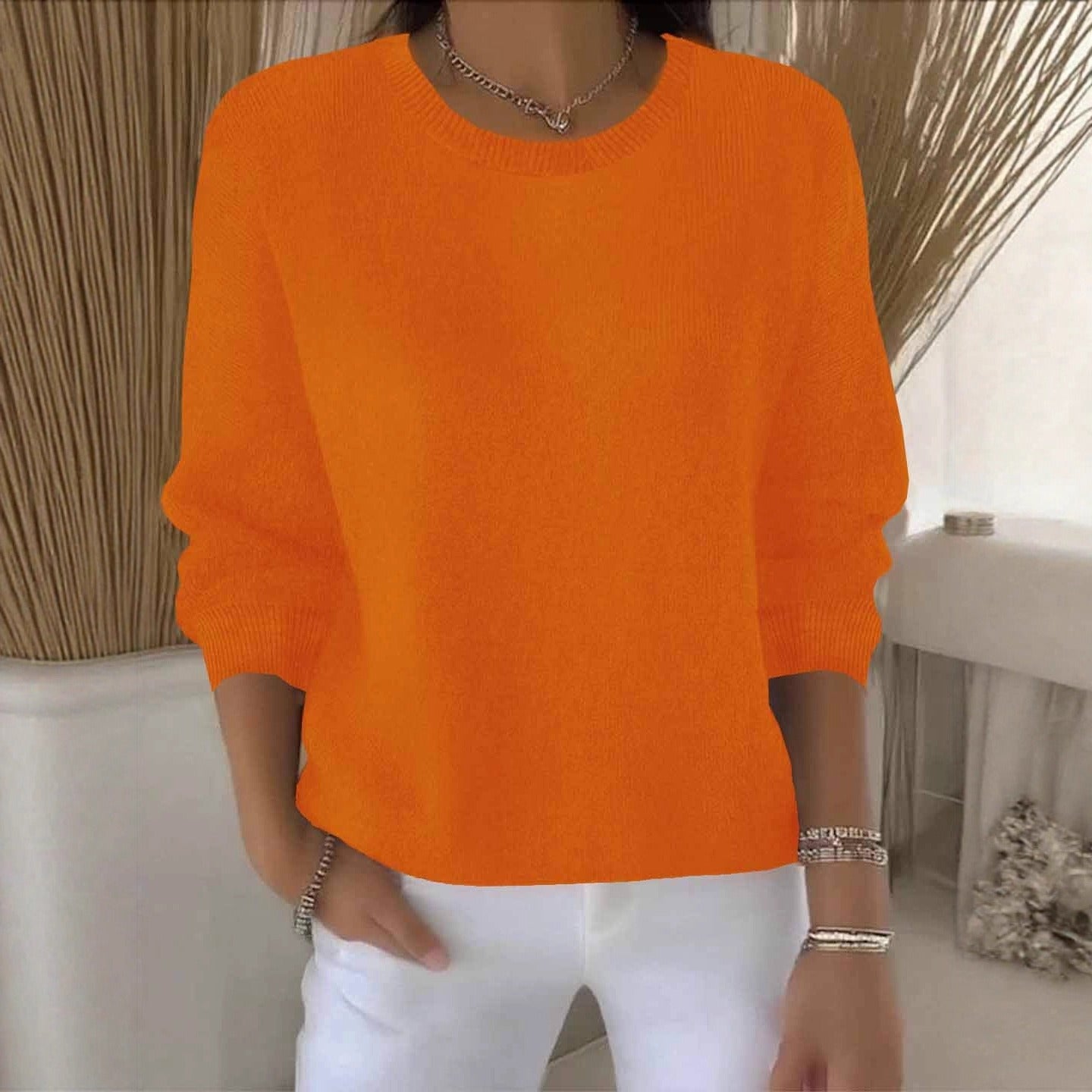 Pull élégant et confortable Danoir Paris Ely pour femmes, en maille douce et tendance, porté par une femme dans l'image.