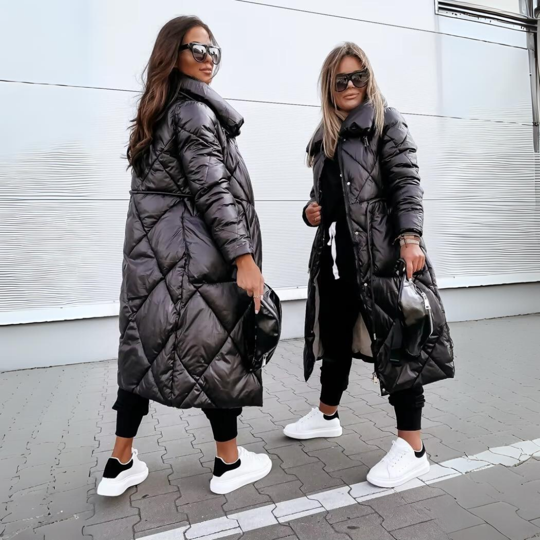 Manteau long chic et chaud Danoir Paris Élégance FR1063, coloris neutre, porté sur mannequin avec col et boutons sophistiqués.