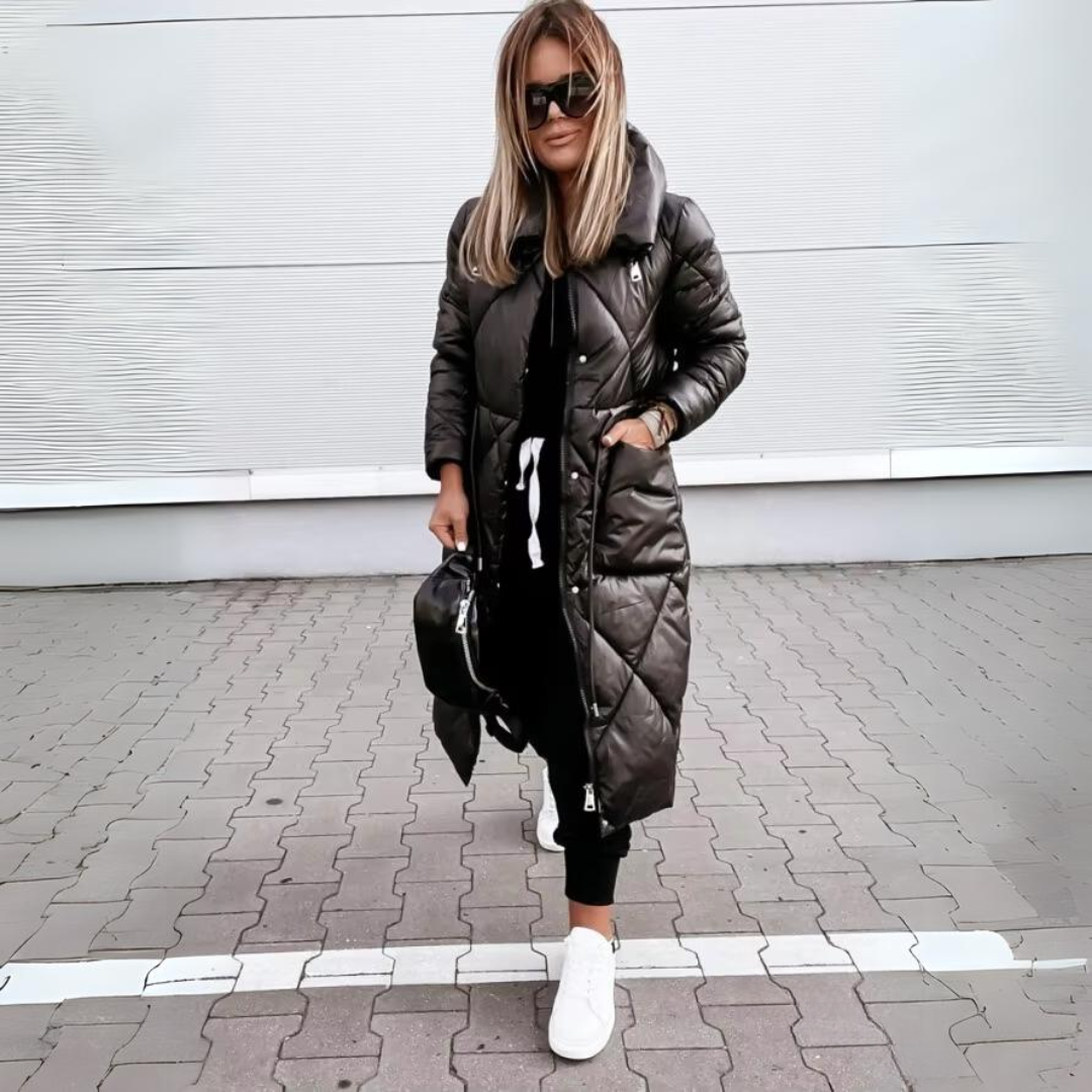 Manteau long chic et chaud Danoir Paris, modèle FR1063, en tissu noir élégant, parfait pour l'hiver et les occasions sophistiquées.