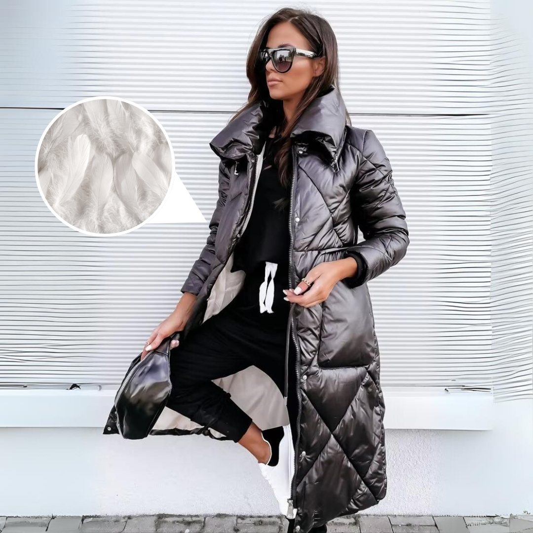 Manteau long noir Danoir Paris Élégance, chic et chaud, porté en extérieur, style sophistiqué et élégant.