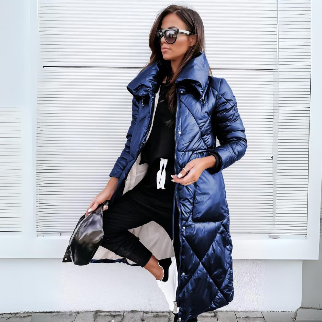 Manteau long chic et chaud Danoir Paris Élégance FR1063, tissu élégant et coupe sophistiquée, porté en extérieur.