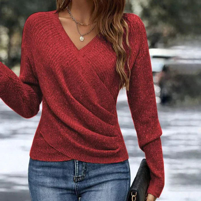 Pull chic et intemporel Elena de Danoir Paris, en laine douce, porté sur un mannequin, coloris neutre, style élégant et classique.