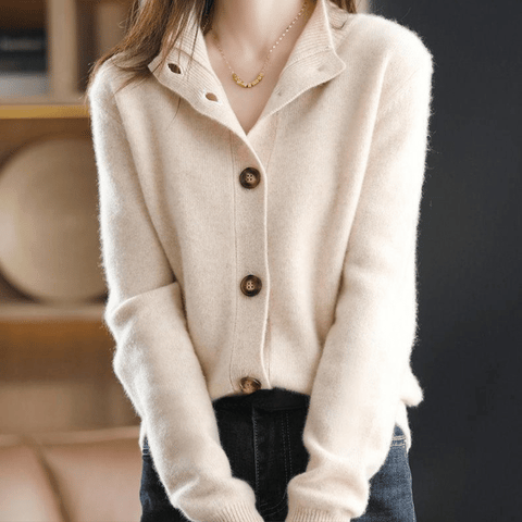 Gilet chic en cachemire beige Annie de Danoir Paris, coupe élégante, porté sur un fond neutre.