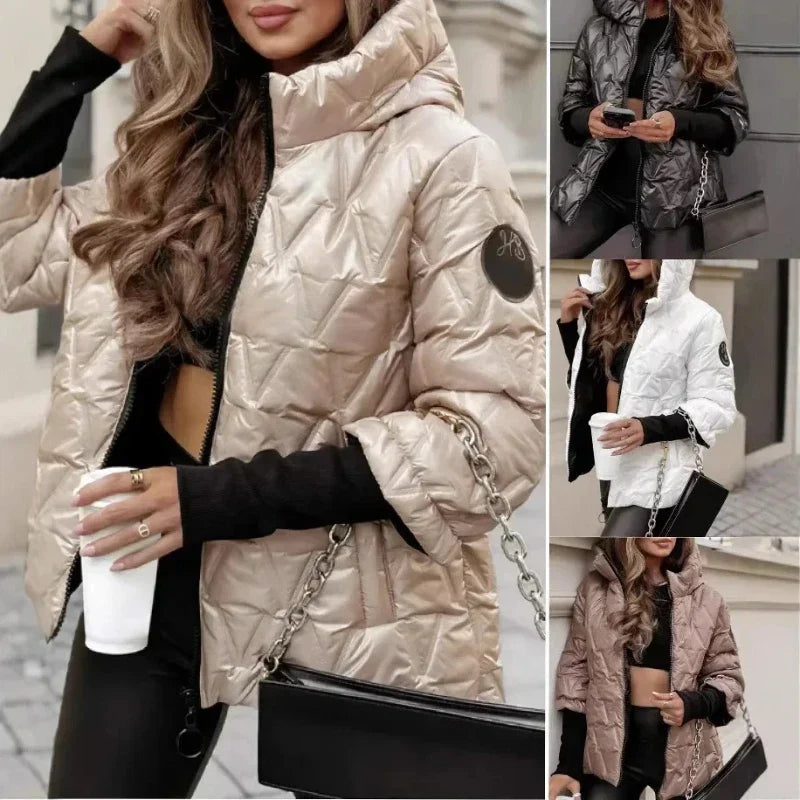 Veste d'hiver chic Lunara de Danoir Paris, en tissu élégant avec col et boutons, portée décontractée à la mode.