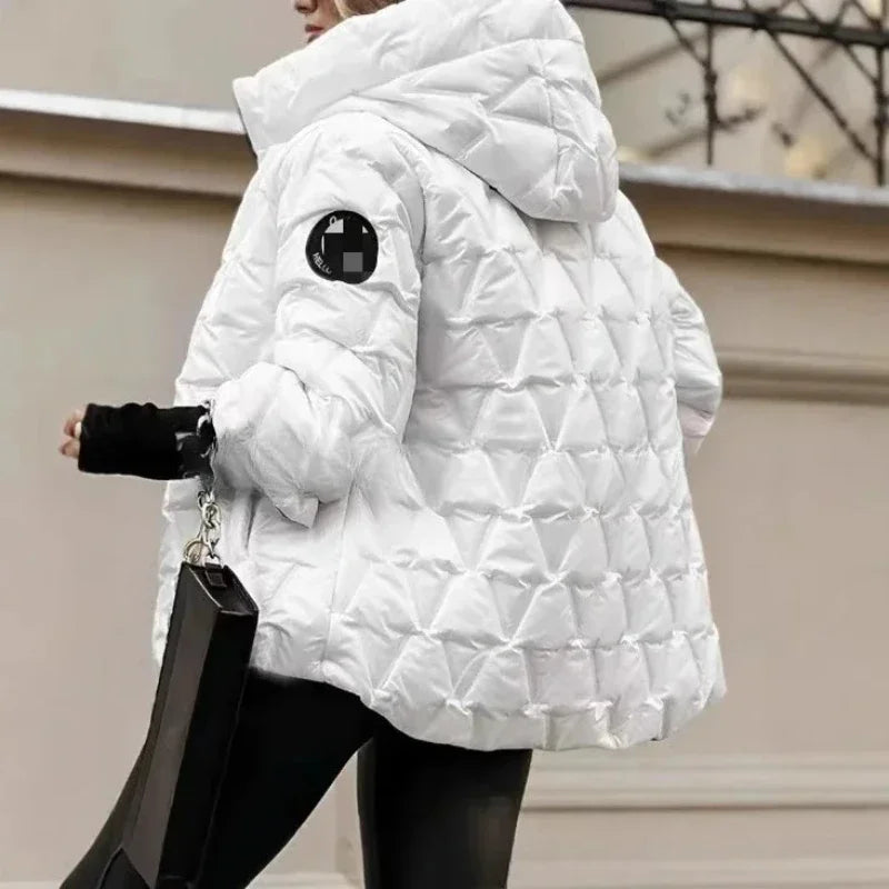 Veste d'hiver chic Lunara de Danoir Paris, en tissu chaud avec col élégant et coupe flatteuse, pour un style sophistiqué.