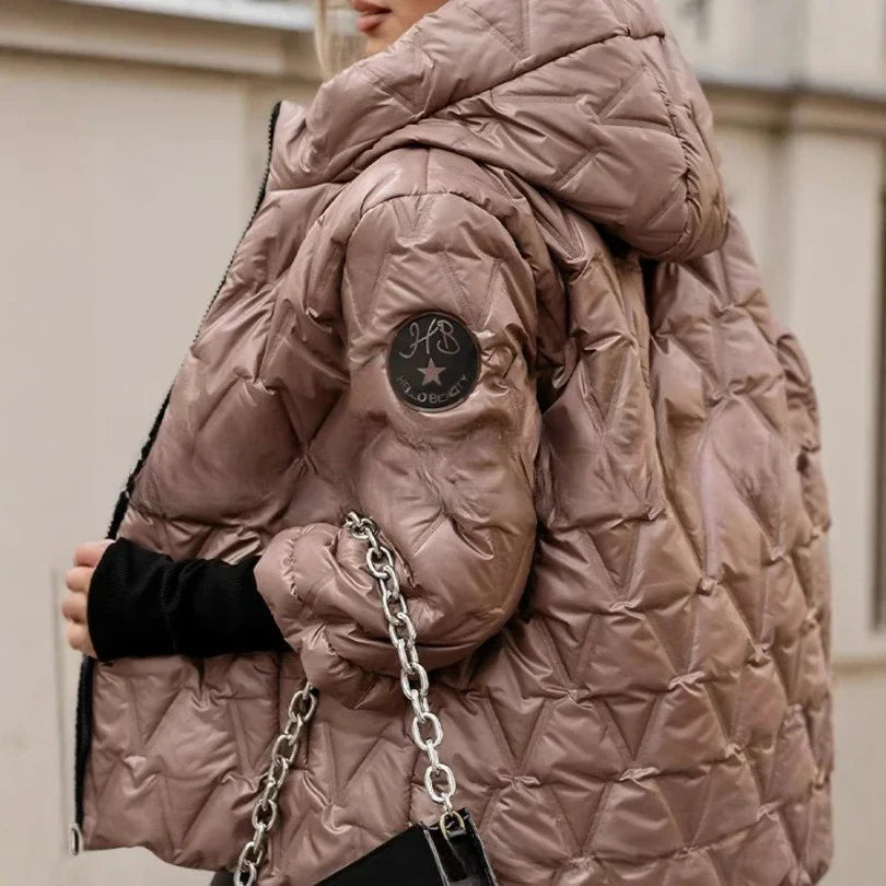 Veste d'hiver chic Lunara de Danoir Paris en rose poudré, coupe élégante, tissu chaud et confortable.